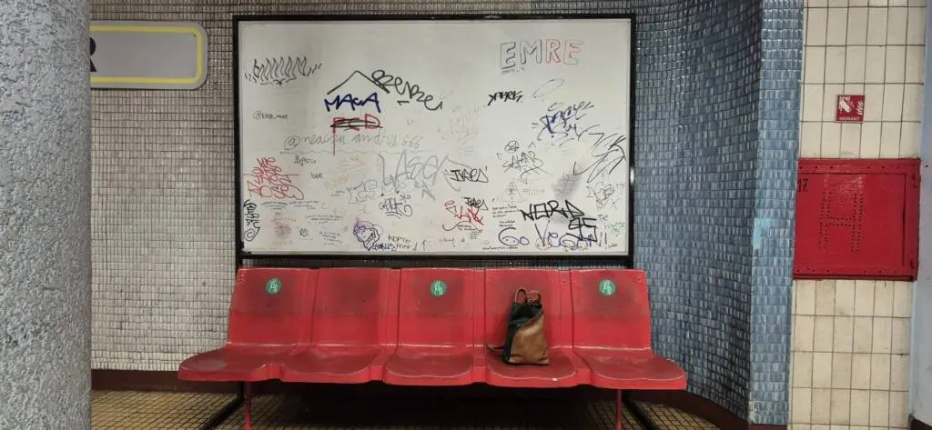 Graffiti, metropolitana di Bucarest - foto O.Dumbrava