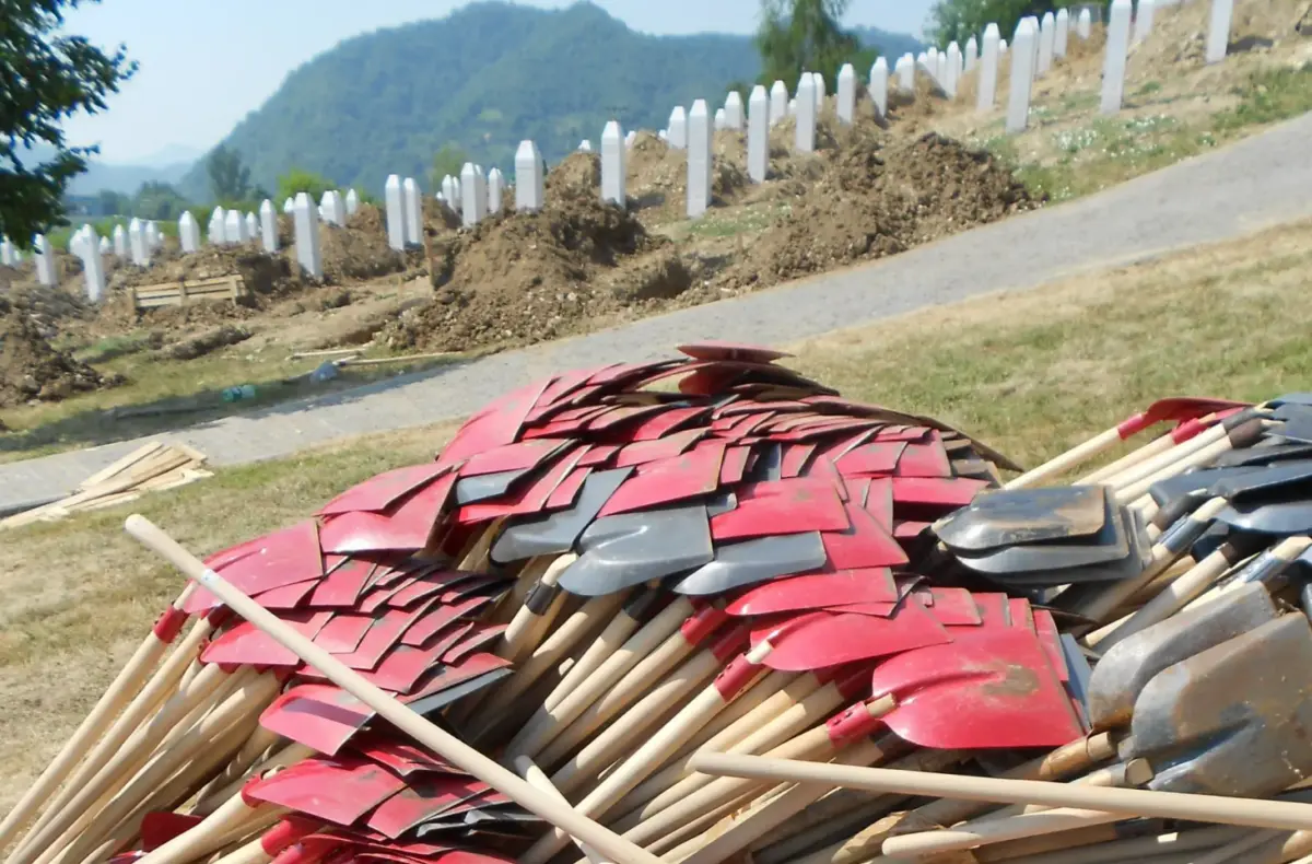 Tumulazioni al Memoriale di Potočari – foto di Silvia Maraone