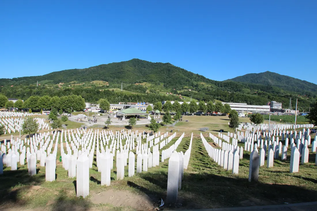 Srebrenica, il Memoriale e sullo sfondo la ex base Onu – foto N.Corritore Srebrenica, il Memoriale e sullo sfondo la ex base Onu - foto N.Corritore