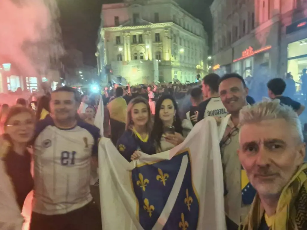 I festeggiamenti a Sarajevo dopo la vittoria con il Qatar ai Mondiali 2026. Foto: Edin Krehić