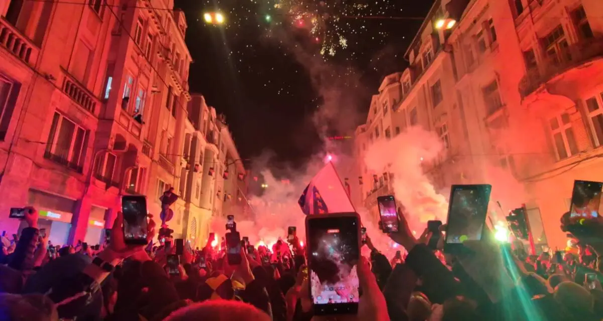 I festeggiamenti a Sarajevo dopo la vittoria con il Qatar ai Mondiali 2026. Foto: Sead Kresevljakovic