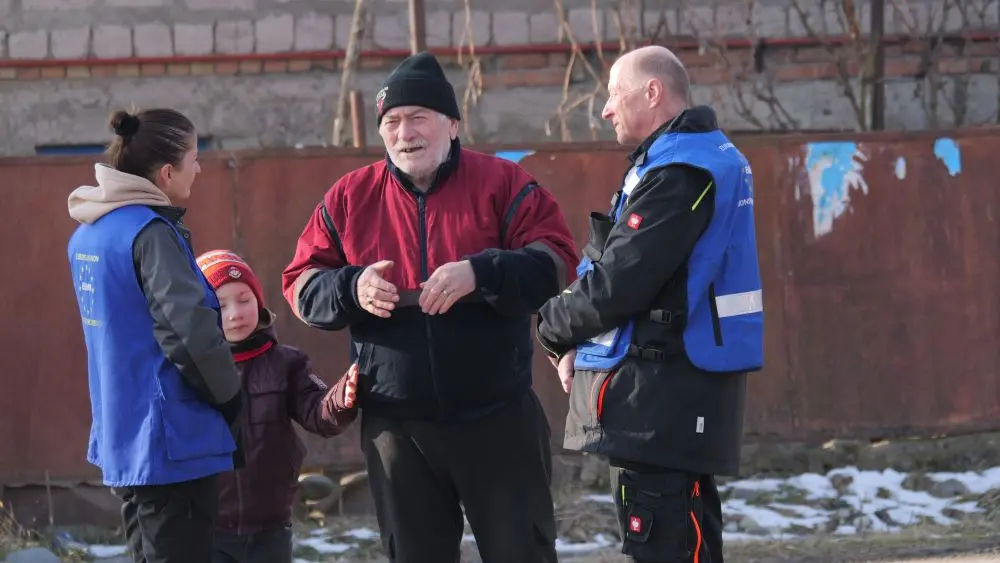Incontro tra osservatori EUMM e popolazione locale