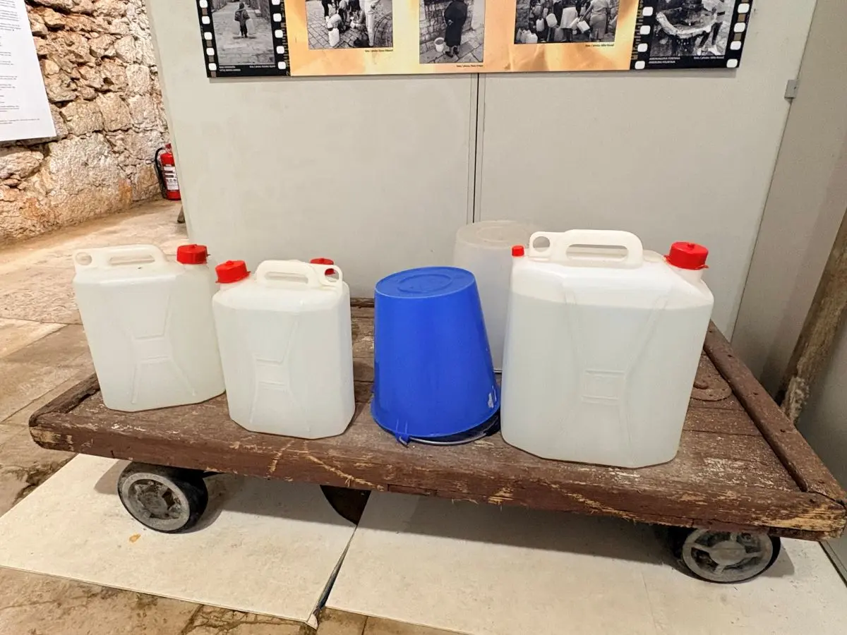 Taniche e secchi usati dagli abitanti di Dubrovnik per rifornirsi d’acqua durante l’assedio del 1991-1992. Foto: Francesco Bortoletto
