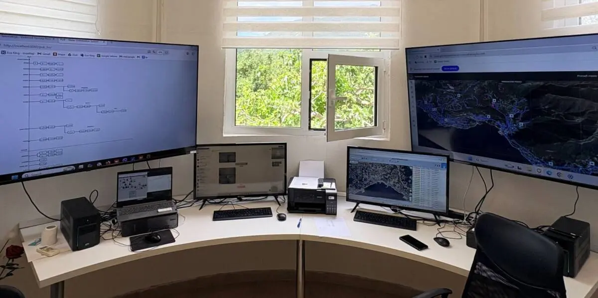 Digitalna oprema koju je Vodovod Herceg Novi kupio sredstvima Waterlinka. S lijeva na desno, ekrani prikazuju: gradske rezervoare, Cloud i GIS bazu podataka. Foto: Francesco Bortoletto