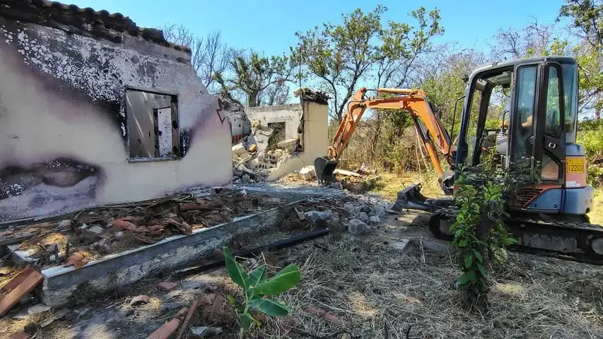 Una casa distrutta da un incendio sull’isola di Chios, in Grecia. Foto: Sotiris Theodorou