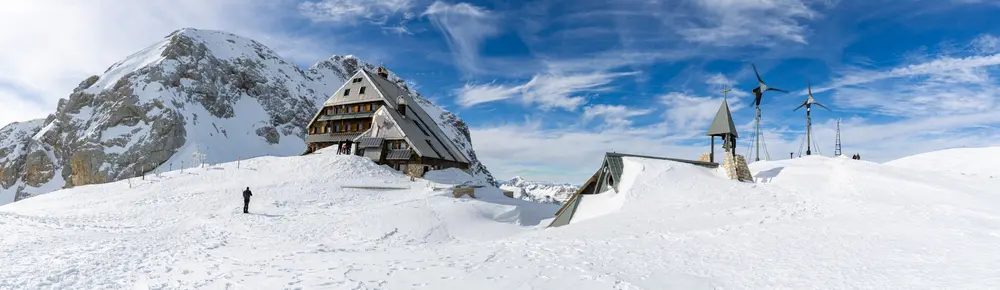 Il rifugio Kredarica coperto di neve © Xseon / Shutterstock