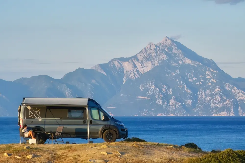 Un camper in riva al mare in Grecia, il monte Athos sullo sfondo © Martin Mecnarowski / Shutterstock