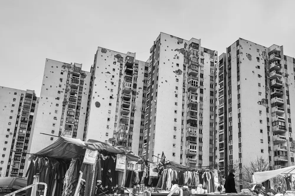 Sarajevo, Bosnia Erzegovina, 28 gennaio 2011: edifici del quartiere Alipašino Polje, con i segni di proiettili © SIALABE/Shutterstock