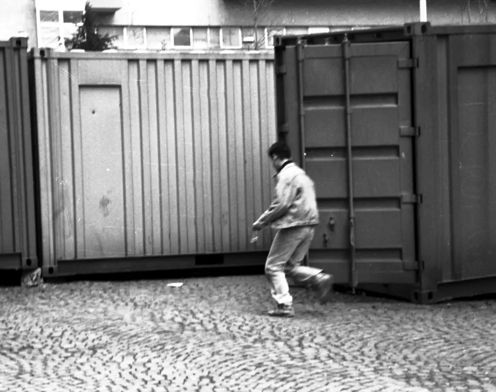Mercoledì 3 novembre 1992, a Sarajevo, in Bosnia, un ragazzino corre per sfuggire al fuoco dei cecchini, riparandosi dietro una barriera formata da container © Northfoto / Shutterstock