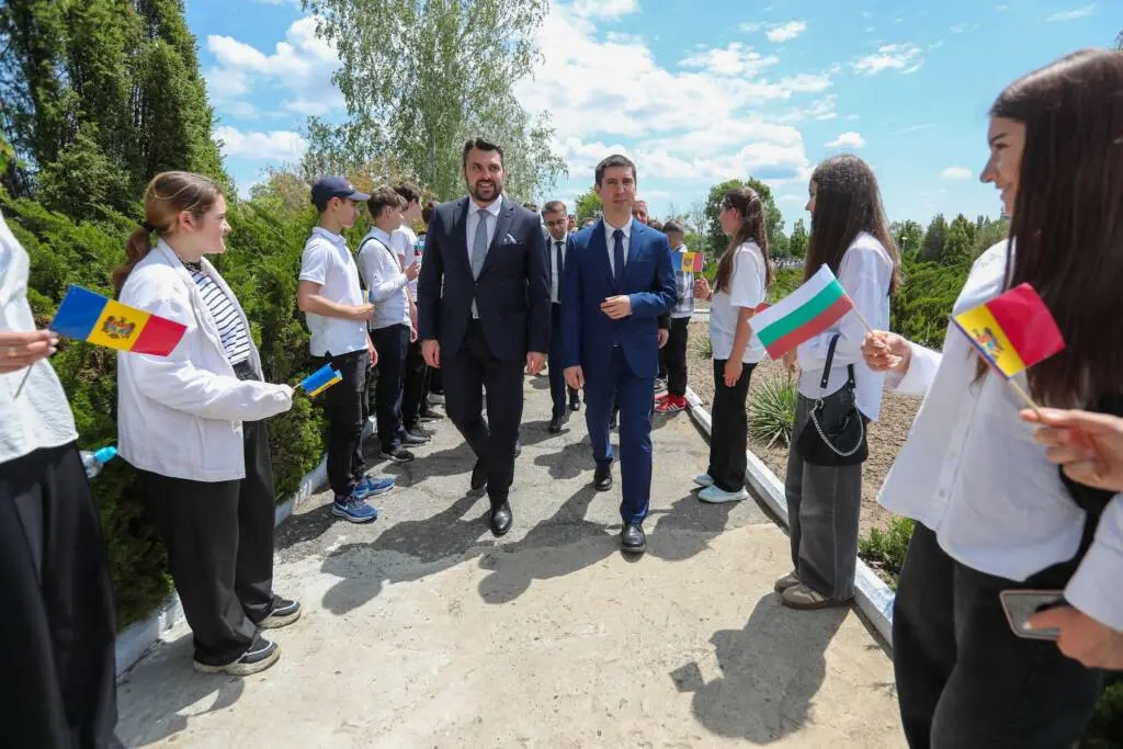 Bulgaria's Foreign Minister Georg Georgiev and his Moldovan counterpart Mihai Popșoi at the inauguration of the Bulgarian university in Taraclia (May 2025). Photo: Ministry of Foreign Affairs of Bulgaria