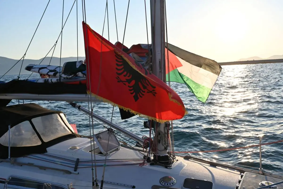 Un'imbarcazione della Global Sumud Flotilla con le bandiere albanese e palestinese - Foto per gentile concessione di Vjolanda Peca