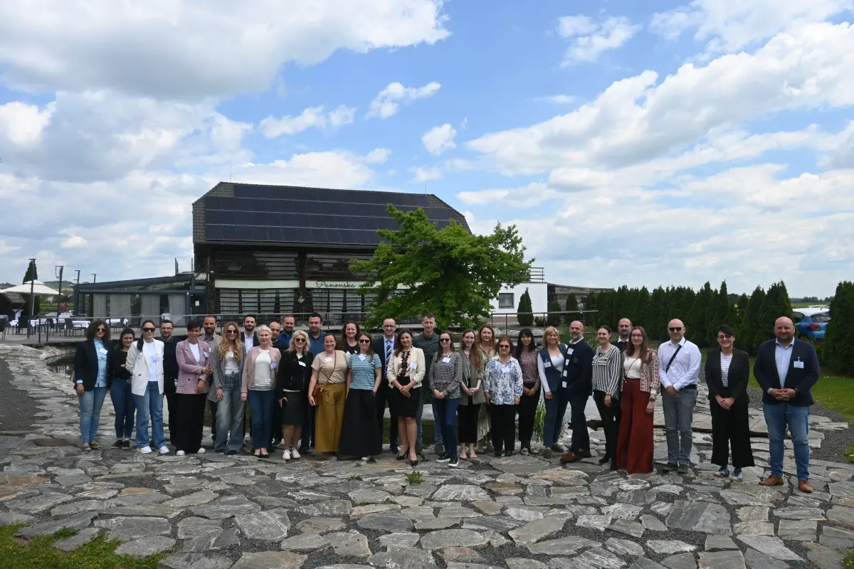 Foto dei membri del consorzio Danube4Rural a Moravske Toplice (Slovenia) Danube4Rural consortium group photo in Moravske Toplice (Slovenia) © gentile concessione del progetto / © courtesy of the project team Foto dei membri del consorzio Danube4Rural a Moravske Toplice (Slovenia) Danube4Rural consortium group photo in Moravske Toplice (Slovenia) © gentile concessione del progetto / © courtesy of the project team