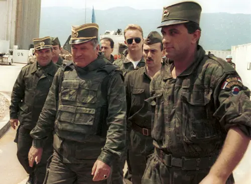 Il generale Ratko Mladić (al centro) arriva all'aeroporto di Sarajevo per i colloqui mediati dalle Nazioni Unite, giugno 1993. Foto di Mikhail Evstafiev (CC 3.0)