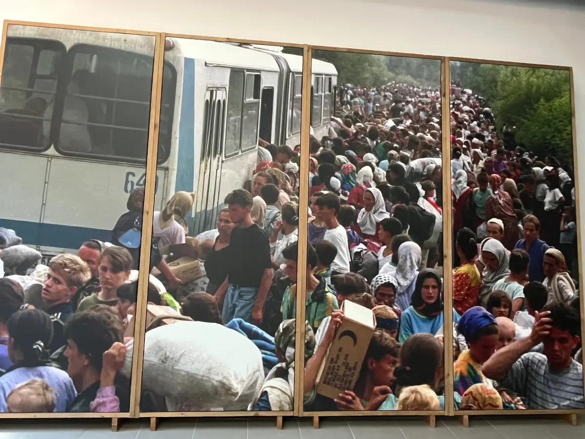 Memoriale di Potočari Srebrenica, foto della fuga dei civili dalle truppe di Mladić nel luglio del 1995 - foto N.Corritore