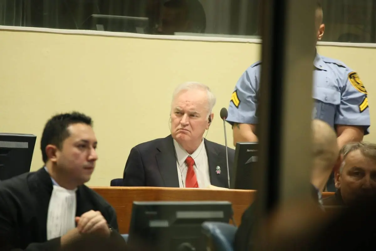 Ratko Mladić a processo – Foto ICTY (CC 3.0) Ratko Mladić durante il processo preso il Tribunale penale internazionale per l'ex Jufgoslavia - Foto ICTY (CC 3.0)