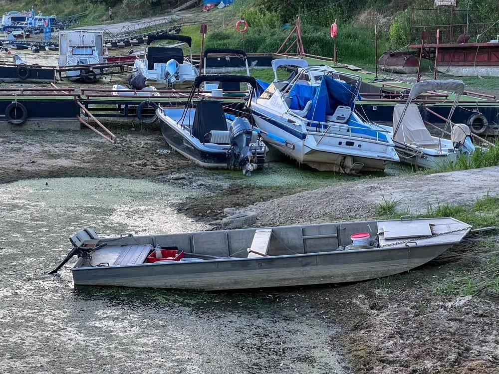 Porticciolo di Ribarac a Novi Sad, 1 agosto 2026 durante lo storico livello basso del Danubio © Staka 99/Shutterstock
