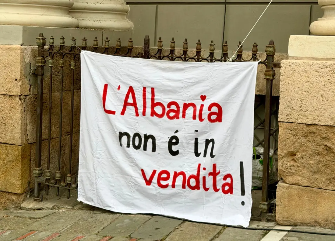 Striscione in Piazza Matteotti a Genova - foto Comunità albanese in Liguria