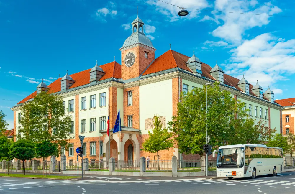 Il Mladika, l’edificio Art Nouveau sede del Ministero degli Esteri a Lubiana © Travellaggio/ Shutterstock Il Mladika, l'edificio Art Nouveau sede del Ministero degli Esteri a Lubiana © Travellaggio/ Shutterstock