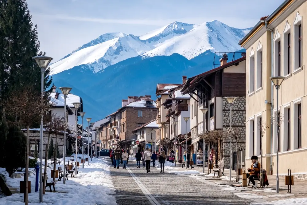 La città Bansko durante il periodo invernale – © Alexey Oblov/Shutterstock La città Bansko durante il periodo invernale - © Alexey Oblov/Shutterstock