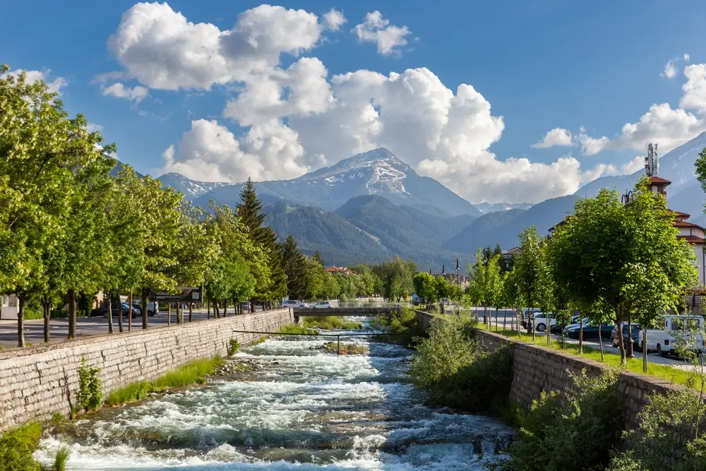 La vista della montagna Todorka dalla città di Bansko – © Eugene Ga/Shutterstock La vista della montagna Todorka dalla città di Bansko - © Eugene Ga/Shutterstock