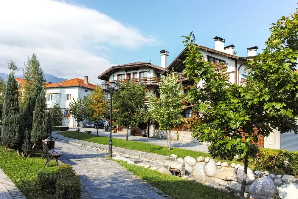 Una via con case tradizionali a Bansko – © hdesislava/Shutterstock Una via con case tradizionali a Bansko - © hdesislava/Shutterstock