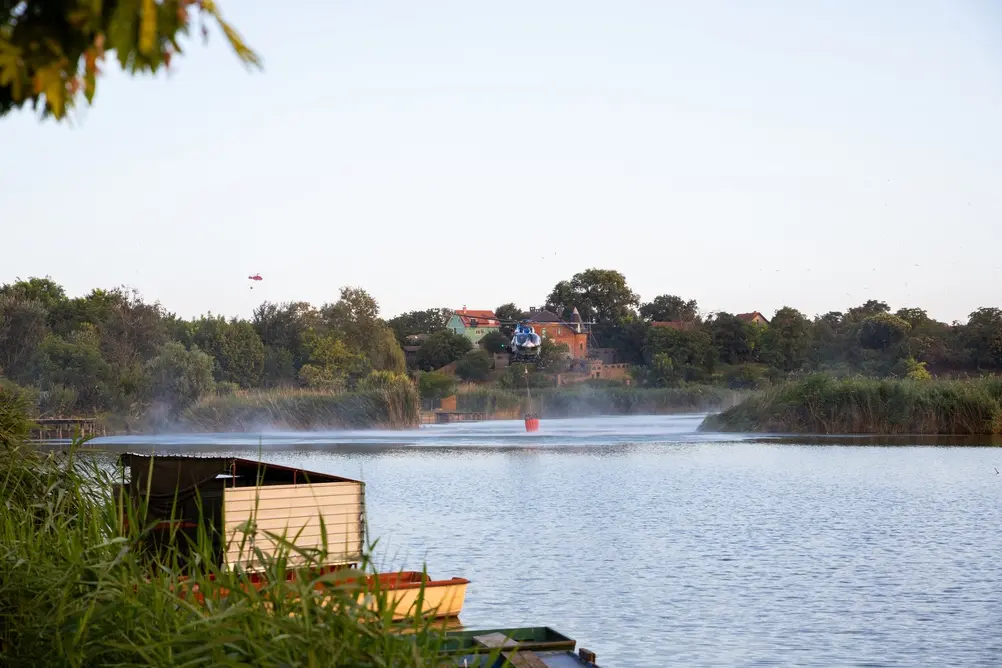 Deliblato, Serbia – 5 agosto 2026: elicotteri antincendio che raccolgono acqua dal lago Kraljevac durante le operazioni di soppressione degli incendi nella riserva naturale speciale delle sabbie di Deliblato, Serbia © ArtMediaWorx/Shutterstock