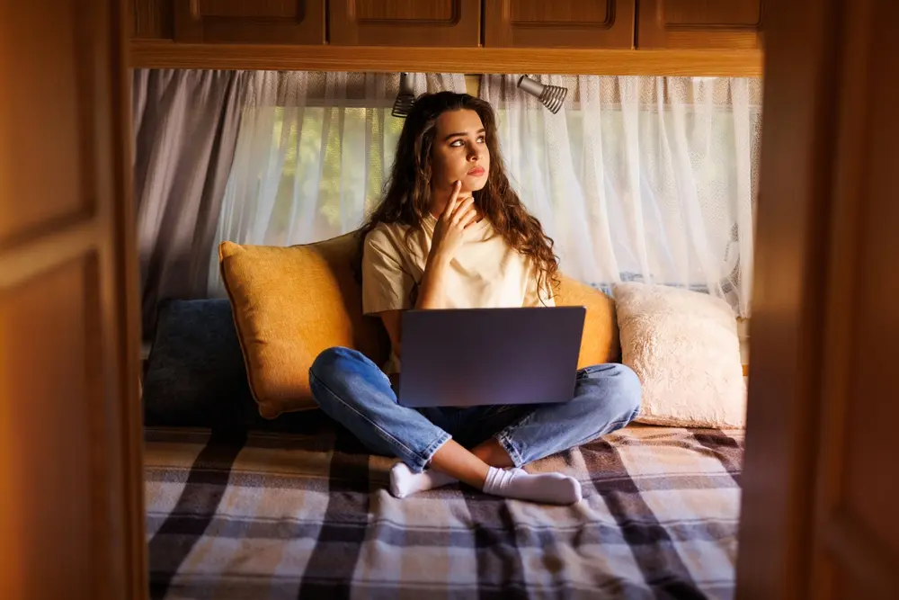 Una donna freelancer lavorando al computer – © F8 studio/shutterstock Una donna freelancer lavorando al computer - © F8 studio/shutterstock