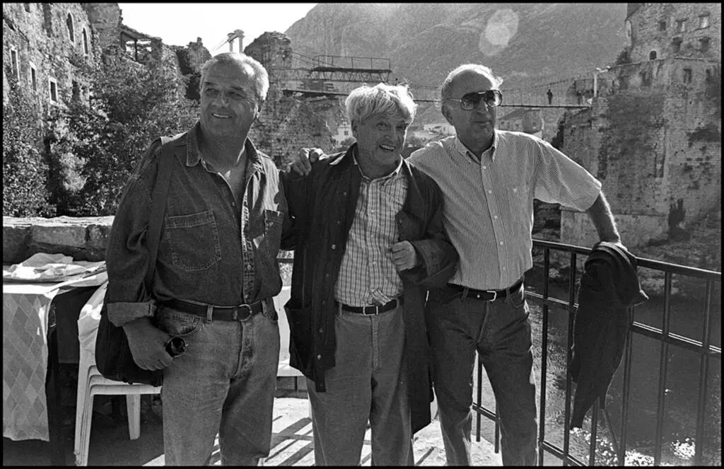 Mostar, settembre 1997, da sinistra Emir Balić, Predrag Matvejević con un loro amico © Mario Boccia