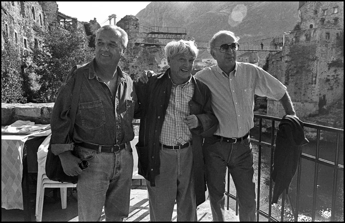 Mostar, septembar 1997, s lijeva Emir Balić, Predrag Matvejević s prijateljem © Mario Boccia