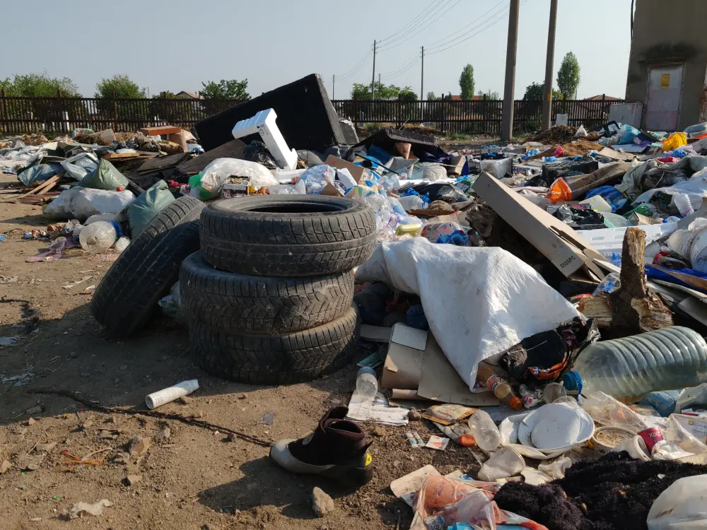 Bulgaria-Malo Konare, rifiuti per strada-foto ©Piergiorgio Pescali