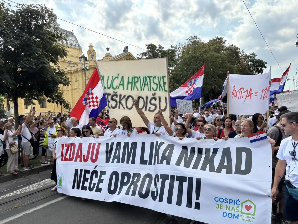 Zagabria, 5 settembre 2026. Manifestazione a favore della Lika, dopo un maxi scandalo rifiuti. Foto: Giovanni Vale Zagabria, 5 settembre 2026. Manifestazione a favore della Lika, dopo un maxi scandalo rifiuti. Foto: Giovanni Vale