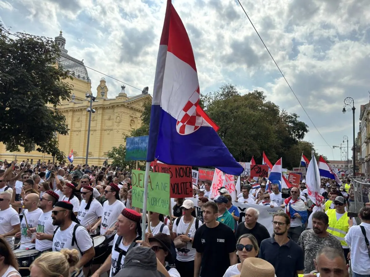 Zagabria, 5 settembre 2026. Manifestazione a favore della Lika, dopo un maxi scandalo rifiuti. Foto: Giovanni Vale Zagabria, 5 settembre 2026. Manifestazione a favore della Lika, dopo un maxi scandalo rifiuti. Foto: Giovanni Vale