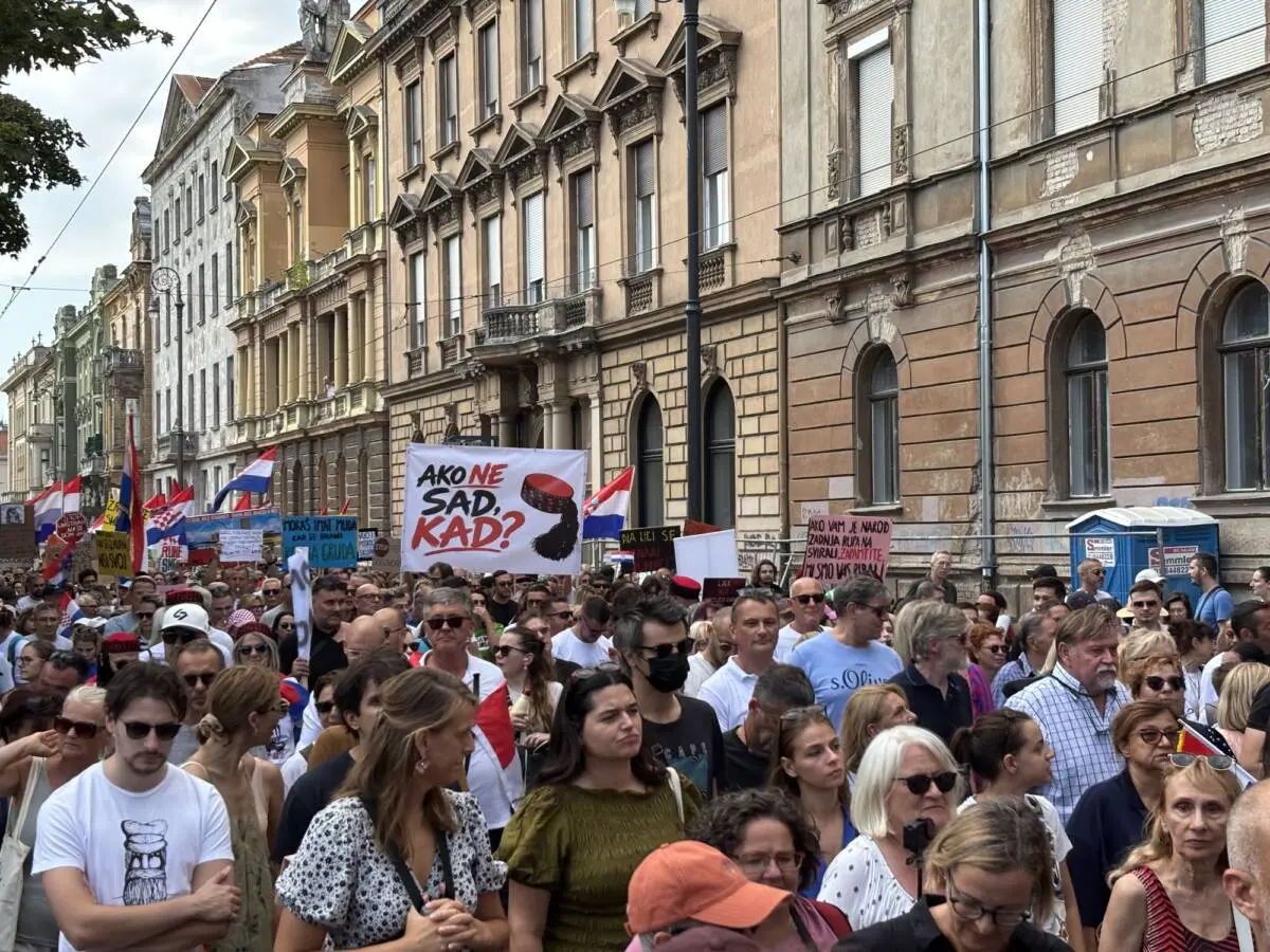 Zagabria, 5 settembre 2026. Manifestazione a favore della Lika, dopo un maxi scandalo rifiuti. Foto: Giovanni Vale Zagabria, 5 settembre 2026. Manifestazione a favore della Lika, dopo un maxi scandalo rifiuti. Foto: Giovanni Vale