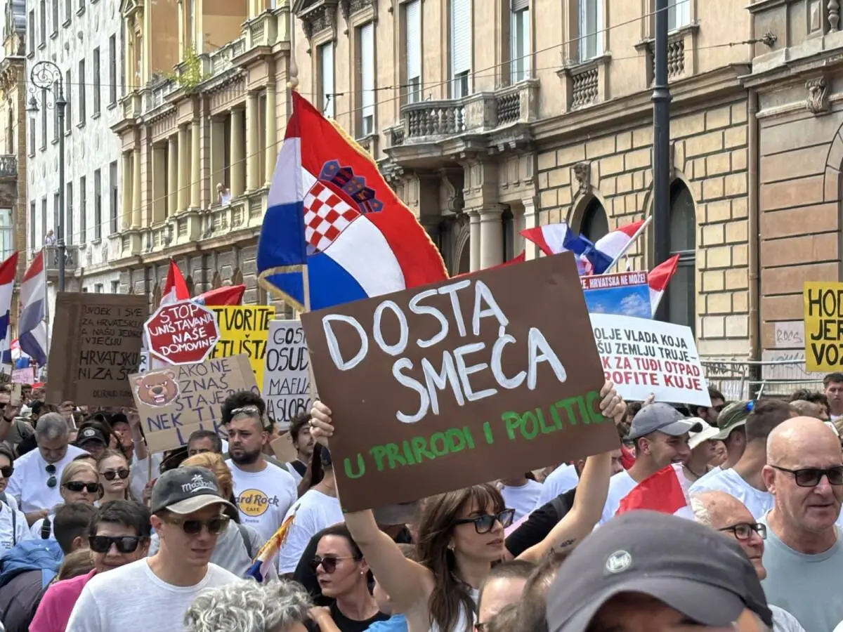 Zagabria, 5 settembre 2026. Manifestazione a favore della Lika, dopo un maxi scandalo rifiuti. Foto: Giovanni Vale Zagabria, 5 settembre 2026. Manifestazione a favore della Lika, dopo un maxi scandalo rifiuti. Foto: Giovanni Vale