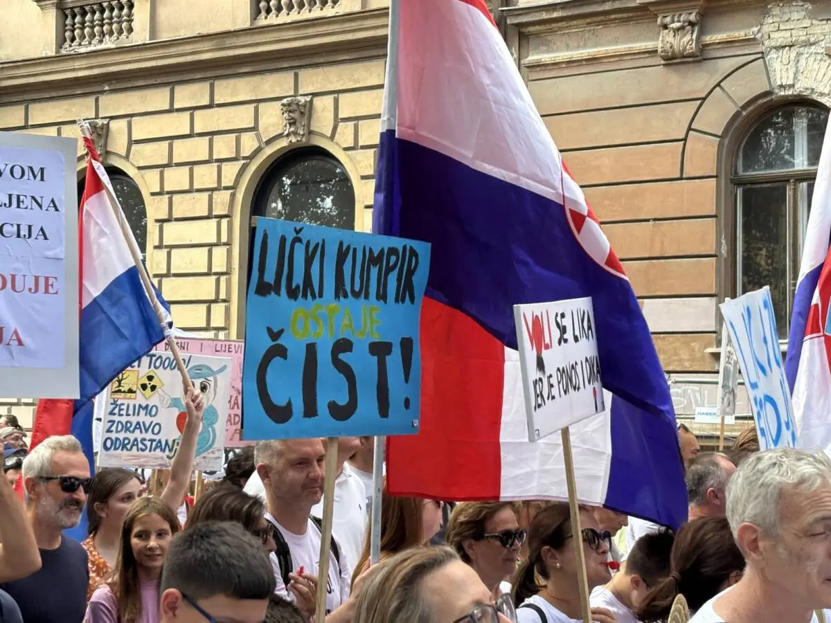 Zagabria, 5 settembre 2026. Manifestazione a favore della Lika, dopo un maxi scandalo rifiuti. Foto: Giovanni Vale Zagabria, 5 settembre 2026. Manifestazione a favore della Lika, dopo un maxi scandalo rifiuti. Foto: Giovanni Vale