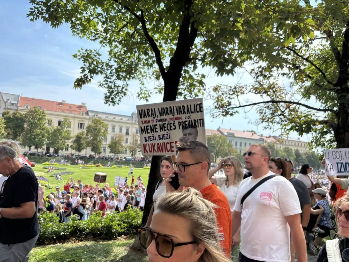 Zagabria, 5 settembre 2026. Manifestazione a favore della Lika, dopo un maxi scandalo rifiuti. Foto: Giovanni Vale Zagabria, 5 settembre 2026. Manifestazione a favore della Lika, dopo un maxi scandalo rifiuti. Foto: Giovanni Vale