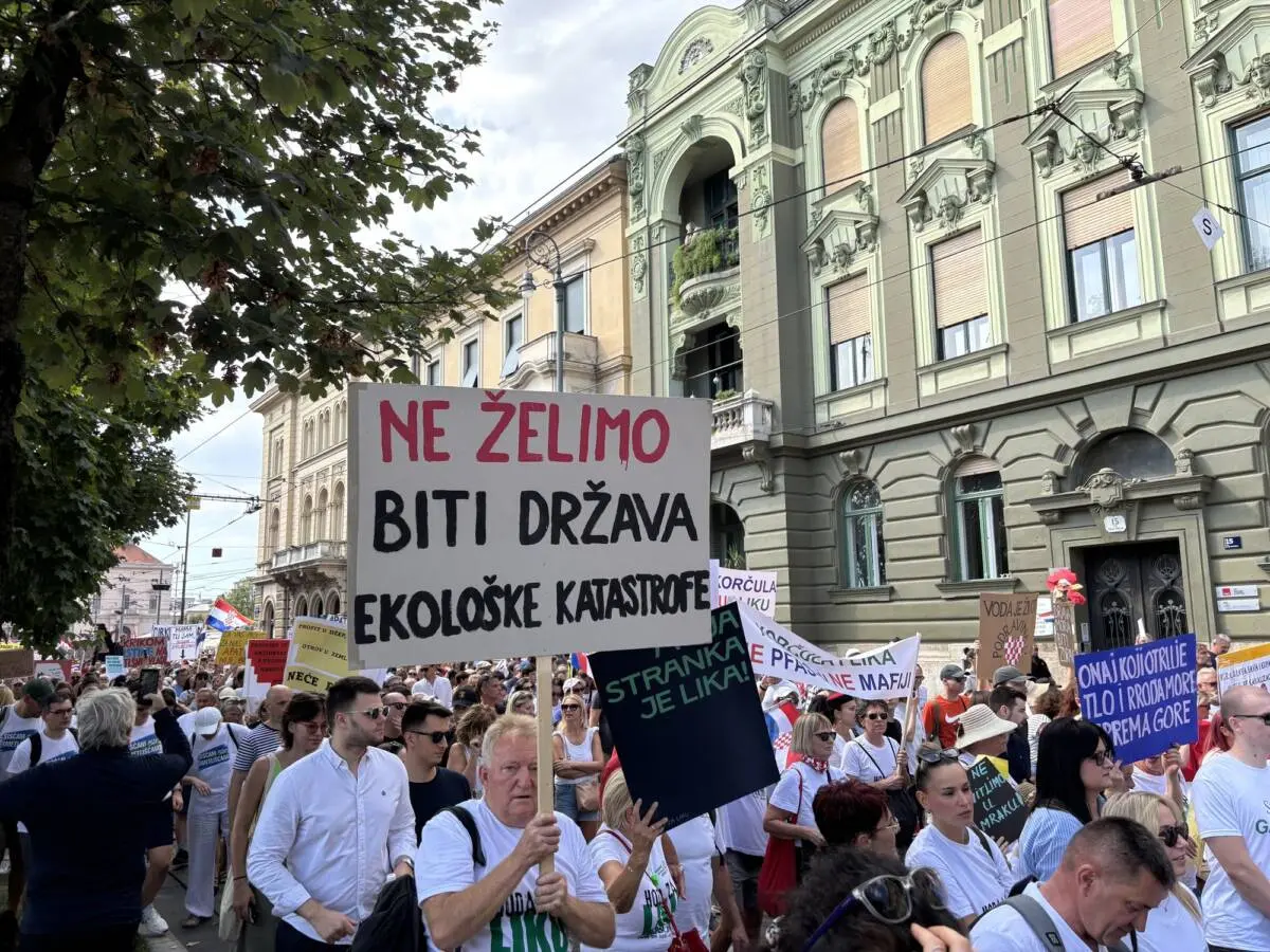 Zagabria, 5 settembre 2026. Manifestazione a favore della Lika, dopo un maxi scandalo rifiuti. Foto: Giovanni Vale Zagabria, 5 settembre 2026. Manifestazione a favore della Lika, dopo un maxi scandalo rifiuti. Foto: Giovanni Vale