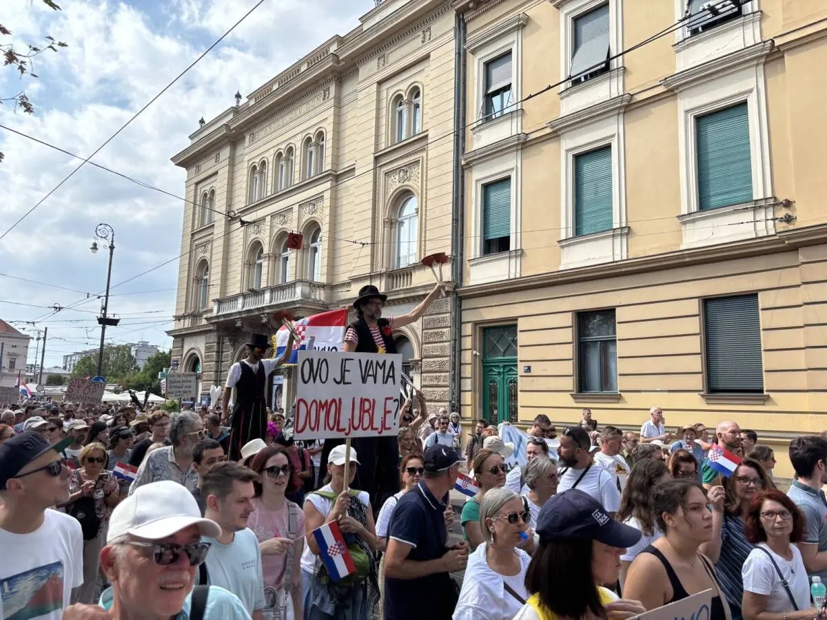 Zagabria, 5 settembre 2026. Manifestazione a favore della Lika, dopo un maxi scandalo rifiuti. Foto: Giovanni Vale Zagabria, 5 settembre 2026. Manifestazione a favore della Lika, dopo un maxi scandalo rifiuti. Foto: Giovanni Vale