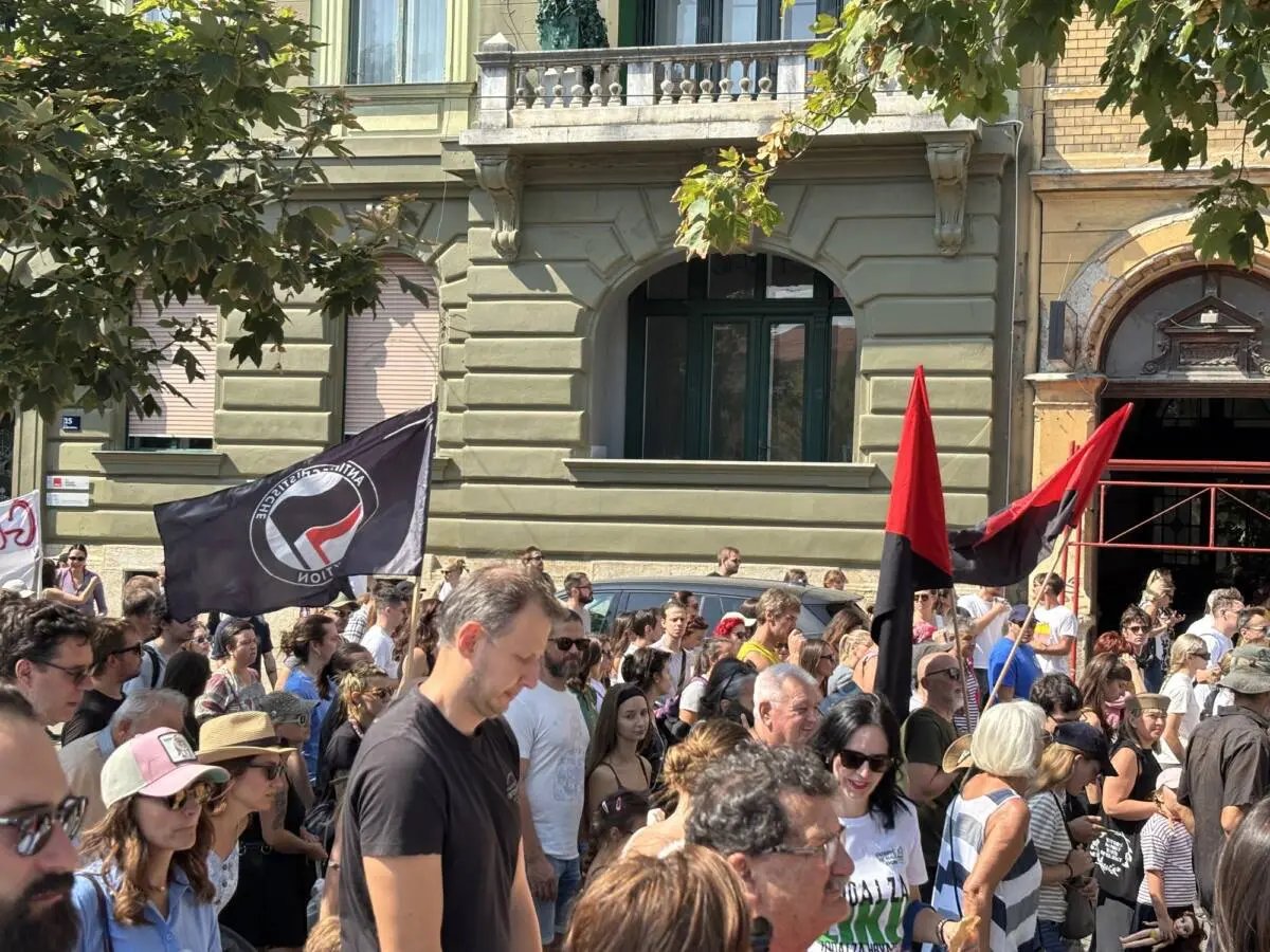 Zagabria, 5 settembre 2026. Manifestazione a favore della Lika, dopo un maxi scandalo rifiuti. Foto: Giovanni Vale Zagabria, 5 settembre 2026. Manifestazione a favore della Lika, dopo un maxi scandalo rifiuti. Foto: Giovanni Vale