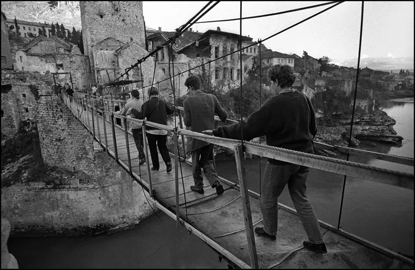 Mostar, novembre 1994, la passerella al posto del Ponte Vecchio - Mario Boccia