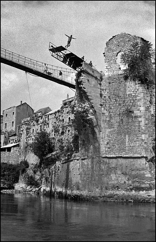 Mostar, settembre 1997 il tuffo dalla piattaforma costruita al posto delle macerie del Ponte Vecchio - Mario Boccia