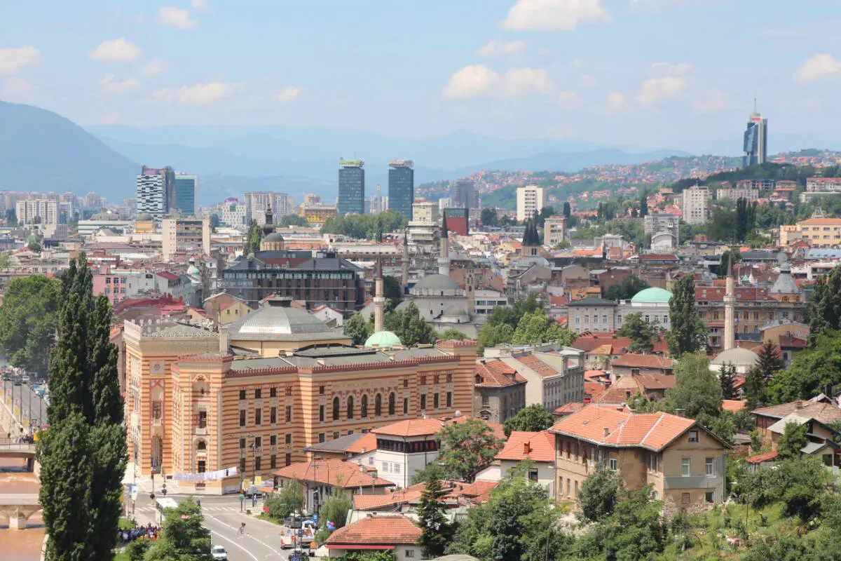 Sarajevo, la Vijećnica, ex biblioteca nazionale, data alle fiamme dalle truppe serbo-bosniache nel 1992 – foto N.Corritore Sarajevo, la Vijećnica, ex biblioteca nazionale, data alle fiamme dalle truppe serbo-bosniache nel 1992 - foto N.Corritore