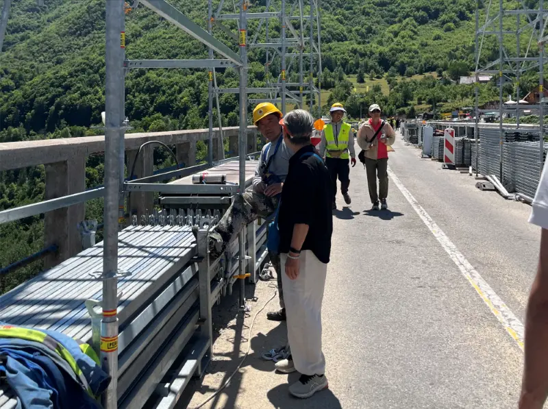 Lavoratori sul ponte sul fiume Tara, Montenegro - Foto I.M. Velasco