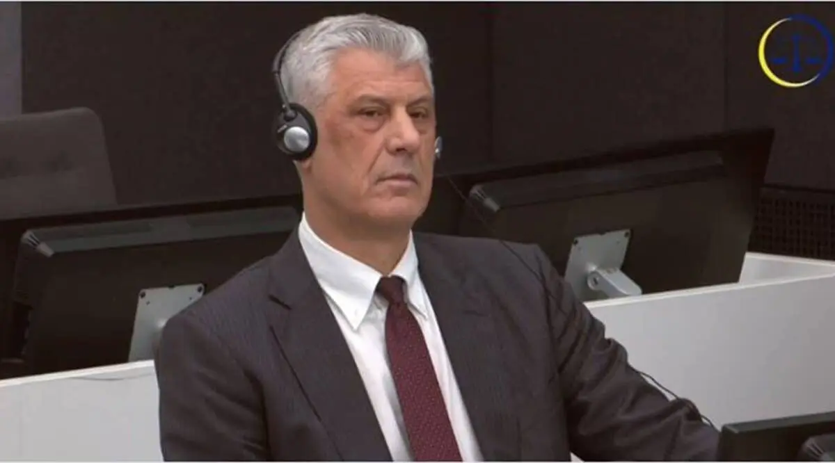 Hashim Thaçi in tribunale – Foto Camere specializzate del Kosovo Hashim Thaçi in tribunale © Foto Kosovo Specialist Chambers & Specialist Prosecutor's Office