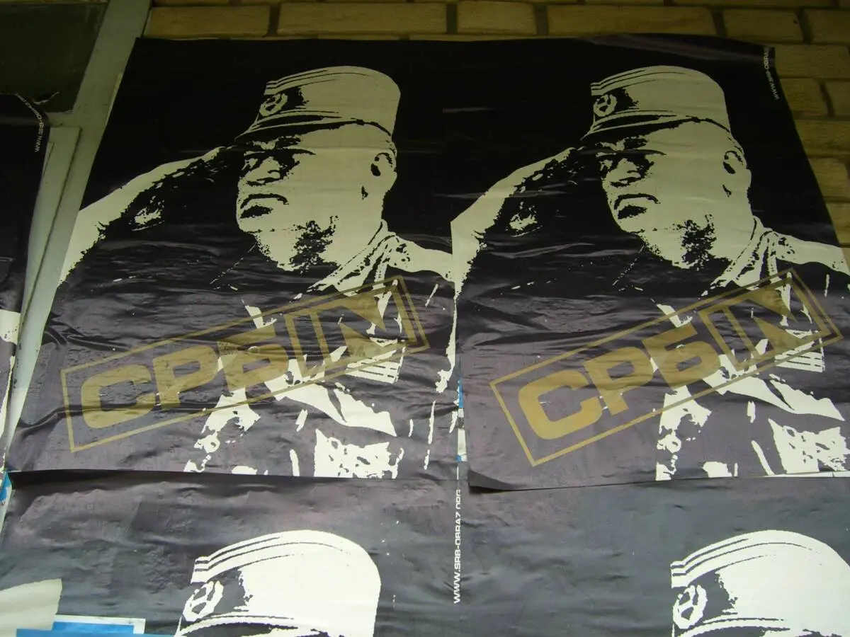 Manifesti inneggianti a Ratko Mladić "serbo" - wikimedia commons