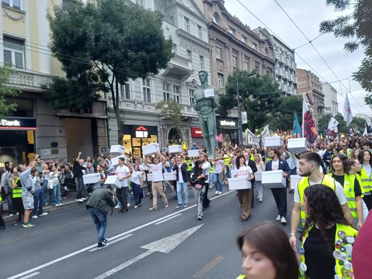 Beograd, Srbija. Šetnja studenata sa figurom "Pobednika" - foto D. Nenadić