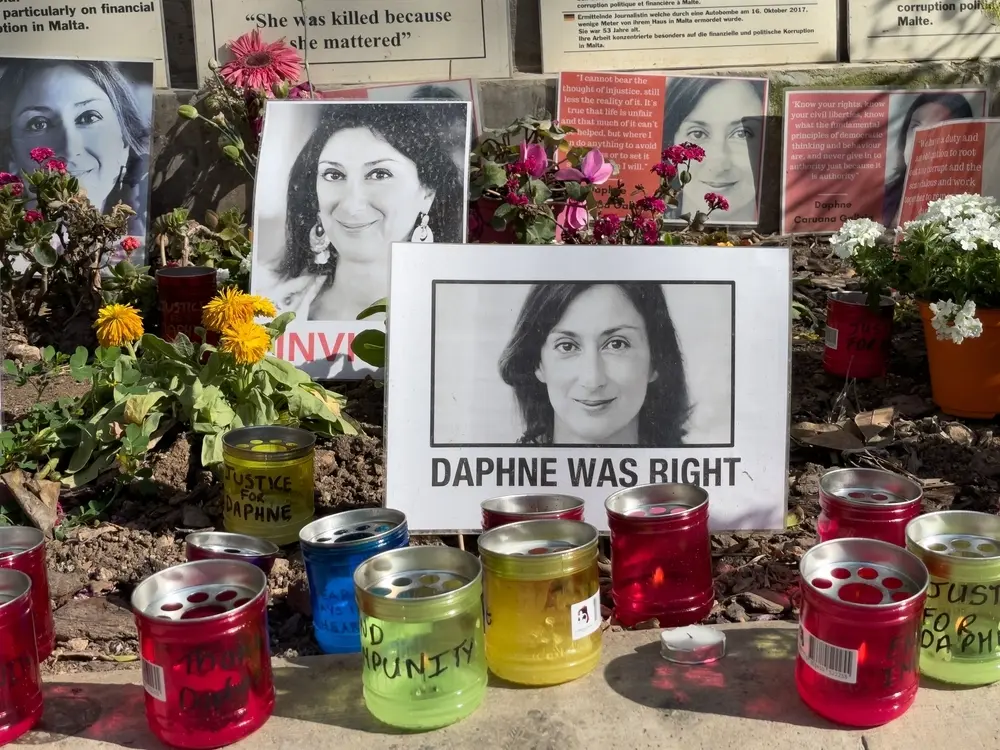 La Valletta, Malta – 17 aprile 2022: fotografie, candele e messaggi lasciati ai piedi del Monumento al Grande Assedio per chiedere giustizia per la giornalista Daphne Caruana Galizia, assassinata nel 2017. Pablo L Mendoza – Shutterstock. La Valletta, Malta - 17 aprile 2022: fotografie, candele e messaggi lasciati ai piedi del Monumento al Grande Assedio per chiedere giustizia per la giornalista Daphne Caruana Galizia, assassinata nel 2017. Pablo L Mendoza - Shutterstock.