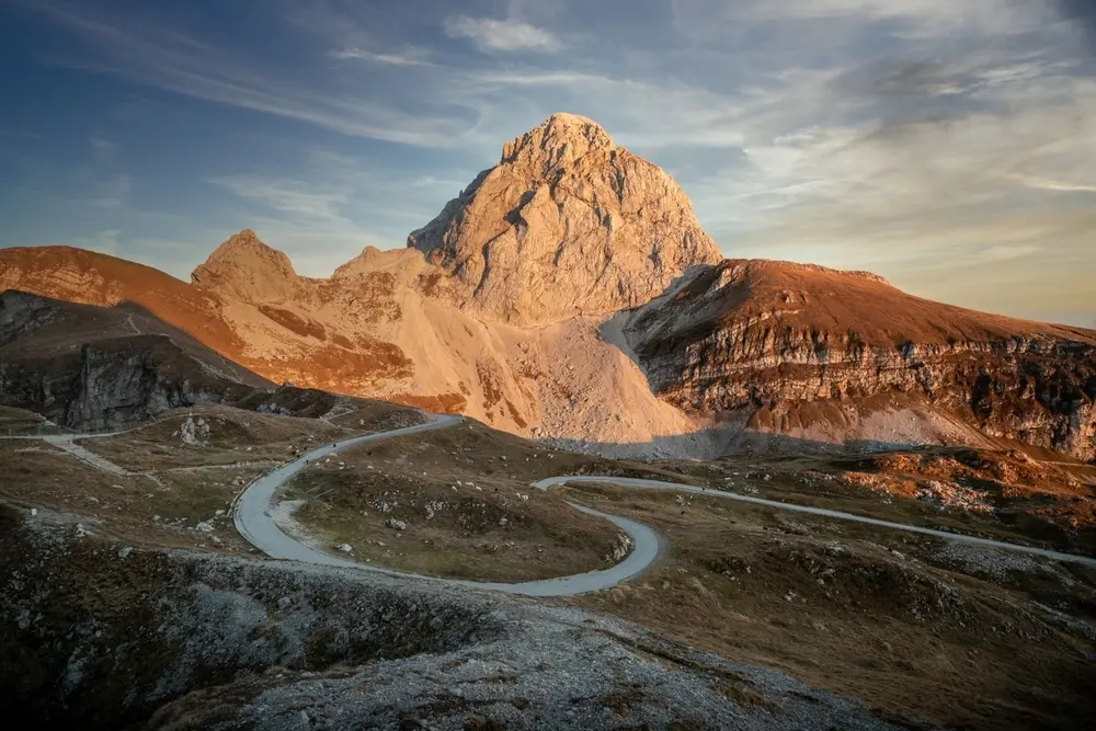 La montagna di Mangart illuminata dal sole della sera in autunno © Nina Lozej / Shutterstock