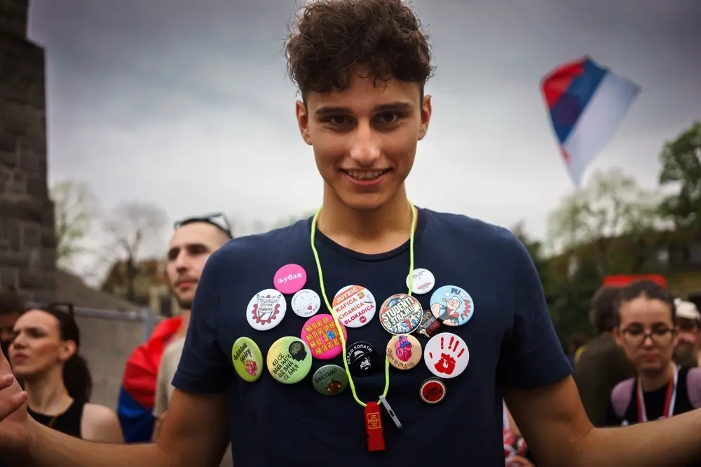 Uno studente manifesta a Kraljevo © krsmanovic / Shutterstock