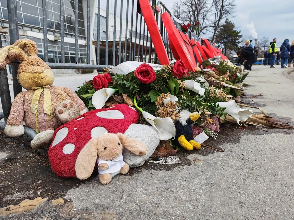 Fiori e pelouche in memoria delle vittime di Novi Sad © Dusanka Ljubojevic/Shutterstock